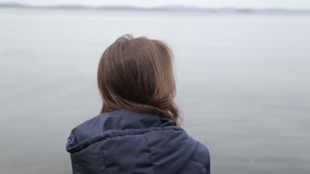 Mädchen Sitzt Auf Der Seebrücke Mit Blick Auf Den See — Stockvideo