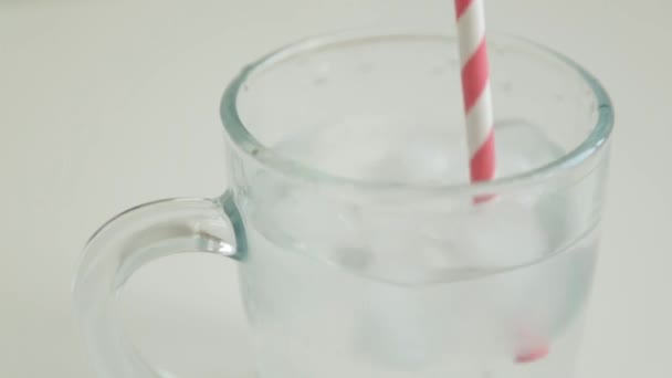 ガラスのカクテルのステップバイステップの準備 炭酸水と氷の添加 — ストック動画