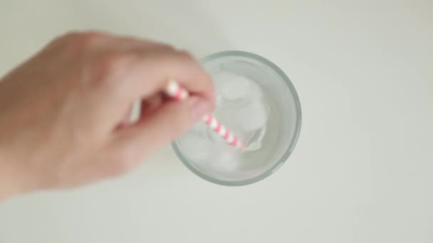 Podrobný Postup Při Přípravě Koktejlů Skle Přidání Karbonované Vody Ledu — Stock video