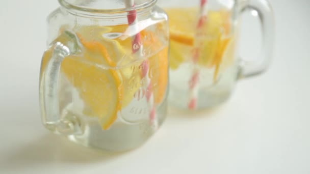 Krok Kroku Przygotowanie Koktajli Cytryny Pomarańczy Dodawanie Jagód Lodu Wody — Wideo stockowe