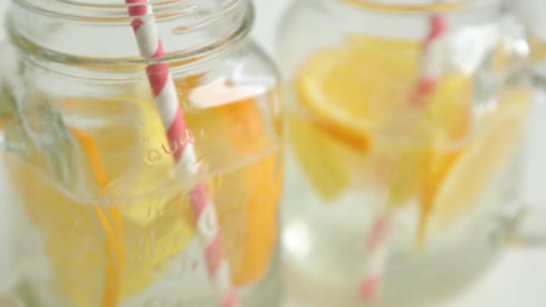 Preparación Paso Paso Cócteles Con Limón Naranja Añadir Bayas Hielo — Vídeo de stock