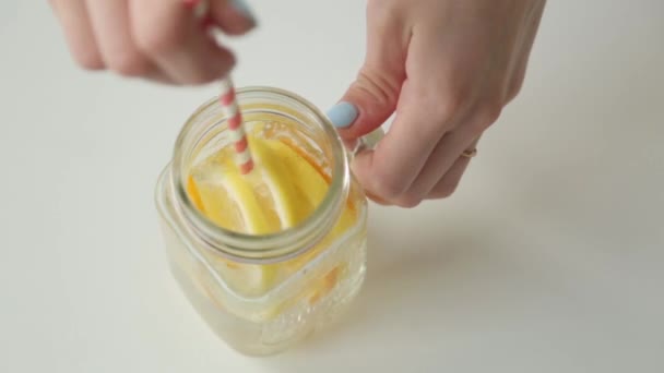 Preparação Gradual Coquetéis Com Limão Laranja Adicionar Bagas Gelo Água — Vídeo de Stock