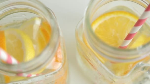 Poco Poco Preparazione Cocktail Con Limone Arancia Aggiungere Bacche Ghiaccio — Video Stock