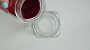Limon ve portakal ile kokteyller adım adım hazırlık. Karbonatlı suya çilek ve buz ekleme.