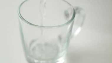 Cam kokteyllerin adım adım hazırlanması. Karbonatlı su ve buz ekleme.