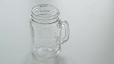 Limon ve portakal ile kokteyller adım adım hazırlık. Karbonatlı suya çilek ve buz ekleme.