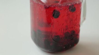 Limon ve portakal ile kokteyller adım adım hazırlık. Karbonatlı suya çilek ve buz ekleme.