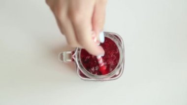 Limon ve portakal ile kokteyller adım adım hazırlık. Karbonatlı suya çilek ve buz ekleme.