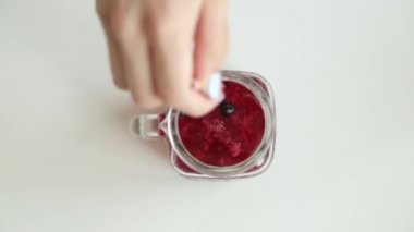 Limon ve portakal ile kokteyller adım adım hazırlık. Karbonatlı suya çilek ve buz ekleme.