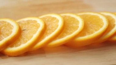 Yemek pişirmek için dilimlenmiş limon ve portakal. Meyvede yaz kokteyllerinin hazırlanması.