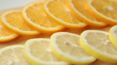 Yemek pişirmek için dilimlenmiş limon ve portakal. Meyvede yaz kokteyllerinin hazırlanması.