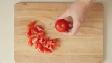 Domates ve salatalık salatası hazırlanması. Malzemelerin kesilmesi ve karıştırılması.