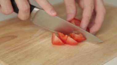 Domates ve salatalık salatası hazırlanması. Malzemelerin kesilmesi ve karıştırılması.