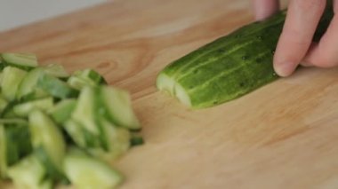 Domates ve salatalık salatası hazırlanması. Malzemelerin kesilmesi ve karıştırılması.