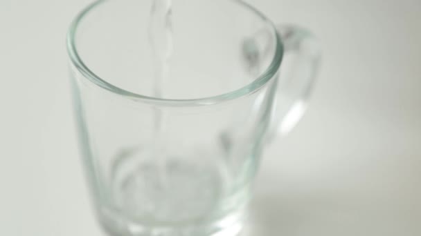 ガラスのカクテルのステップバイステップの準備 炭酸水と氷の添加 — ストック動画