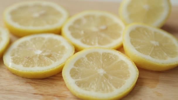 Skivad Citron Och Apelsin För Matlagning Beredning Sommarcocktails Frukt — Stockvideo