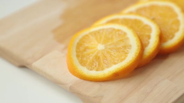 Yemek Pişirmek Için Dilimlenmiş Limon Portakal Meyvede Yaz Kokteyllerinin Hazırlanması — Stok video