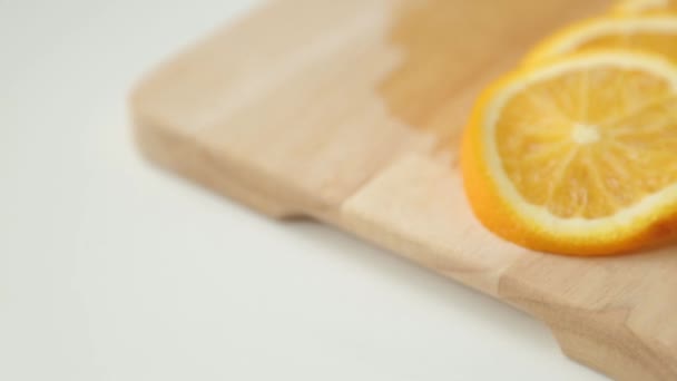 切片柠檬和橙子烹饪 水果夏季鸡尾酒的准备 — 图库视频影像