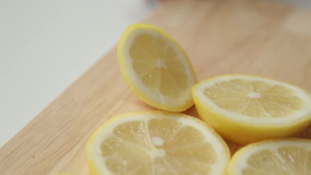 Нарезанный Лимон Апельсин Приготовления Пищи Подготовка Летних Коктейлей Фруктов — стоковое видео