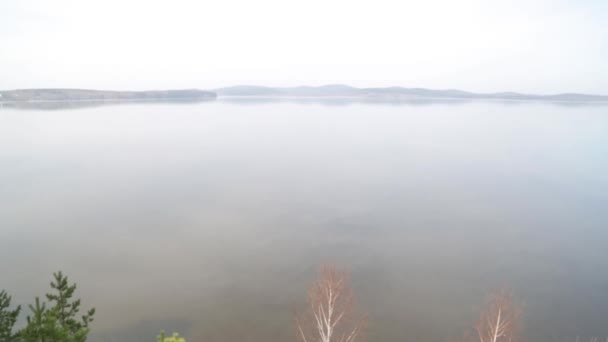 清澈的湖 简约的景观 美丽的水景背景 — 图库视频影像