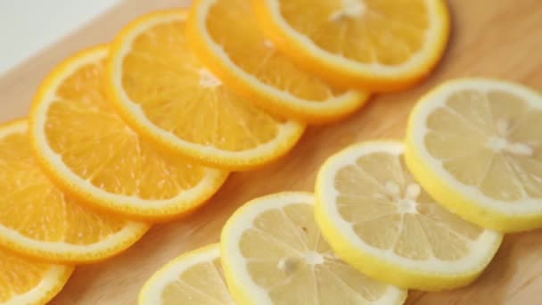 Skivad Citron Och Apelsin För Matlagning Beredning Sommarcocktails Frukt — Stockvideo