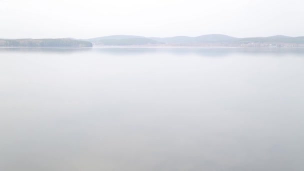 Lago Calmo Limpido Paesaggio Minimalista Sfondo Con Bella Vista Sull — Video Stock