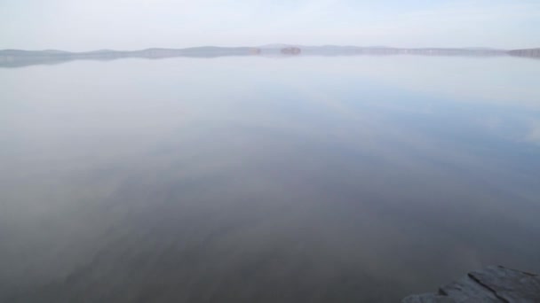 Den Lugna Klara Sjön Minimalistiska Landskapet Bakgrund Med Vacker Utsikt — Stockvideo