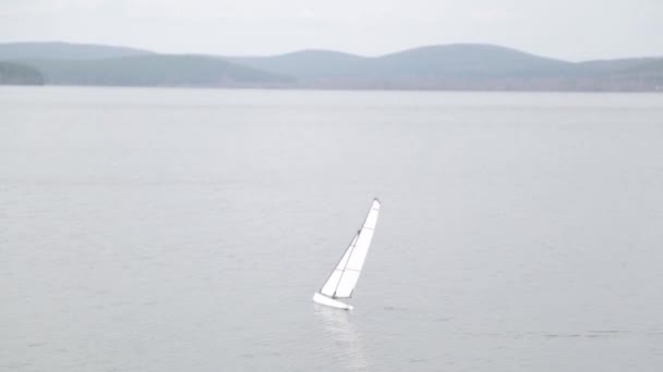 Ένα Μικρό Σκάφος Μηχανή Μοντέλο Παιχνίδι Γιοτ Στη Λίμνη — Αρχείο Βίντεο