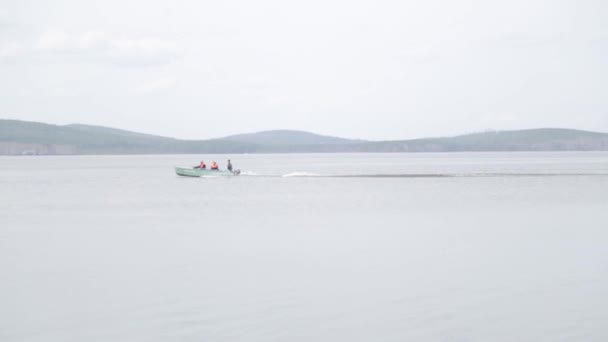 Lago Tranquilo Claro Paisaje Minimalista Fondo Con Hermosas Vistas Agua — Vídeo de stock