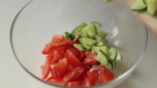 Przygotowanie Sałatek Pomidorów Ogórków Cięcie Mieszanie Składników — Wideo stockowe