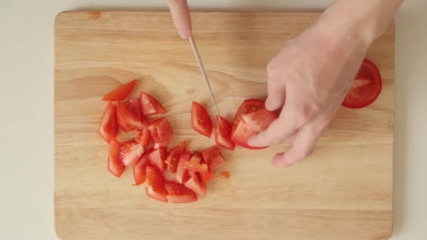 トマトとキュウリのサラダの準備 材料の切断と混合 — ストック動画