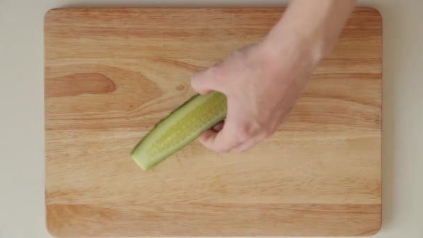 トマトとキュウリのサラダの準備 材料の切断と混合 — ストック動画