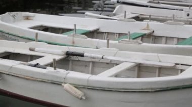Dalgalar üzerinde sallanan balıkçı teknesi. Karadağ'da manzara lar ve deniz, balıkçılık.