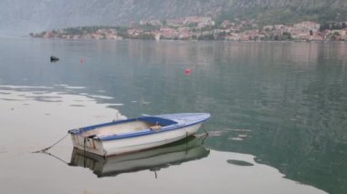 Dalgalar üzerinde sallanan balıkçı teknesi. Karadağ'da manzara lar ve deniz, balıkçılık.