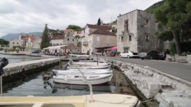Dalgalar üzerinde sallanan balıkçı teknesi. Karadağ'da manzara lar ve deniz, balıkçılık.