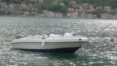 Dalgalar üzerinde sallanan balıkçı teknesi. Karadağ'da manzara lar ve deniz, balıkçılık.