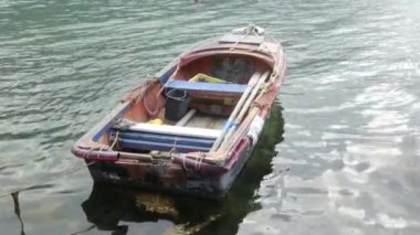 Dalgalar üzerinde sallanan balıkçı teknesi. Karadağ'da manzara lar ve deniz, balıkçılık.