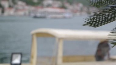 Dalgalar üzerinde balıkçılık ve turistik yat parçaları. Karadağ'da deniz ve manzara.