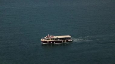 Dalgalar üzerinde balıkçılık ve turistik yat parçaları. Karadağ'da deniz ve manzara.