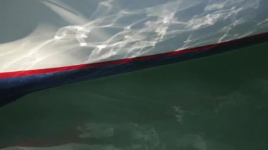 Dalgalar üzerinde balıkçılık ve turistik yat parçaları. Karadağ'da deniz ve manzara.