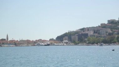 Budva, Karadağ'ın panoramik manzarası. Güneşli plajlar ve tarihi konumlar.