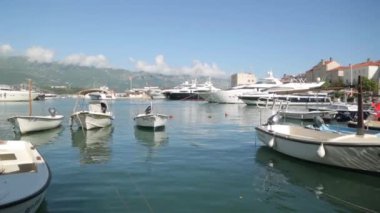Budva, Karadağ'ın panoramik manzarası. Güneşli plajlar ve tarihi konumlar.