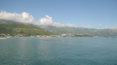 Budva, Karadağ'ın panoramik manzarası. Güneşli plajlar ve tarihi konumlar.