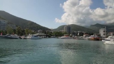 Budva, Karadağ'ın panoramik manzarası. Güneşli plajlar ve tarihi konumlar.