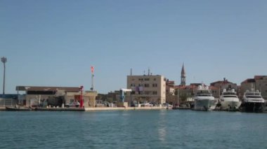 Budva, Karadağ'ın panoramik manzarası. Güneşli plajlar ve tarihi konumlar.