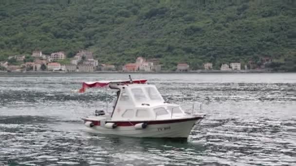 Рыбацкая Лодка Качается Волнам Пейзажи Море Черногории Рыбалка — стоковое видео