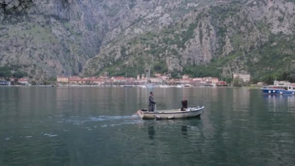 Barco Pesca Balanceándose Las Olas Paisajes Mar Montenegro Pesca — Vídeo de stock