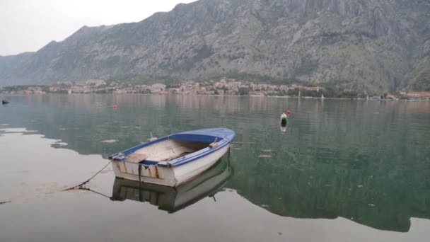 Fischerboot Schaukelt Auf Den Wellen Landschaften Und Meer Montenegro Fischerei — Stockvideo