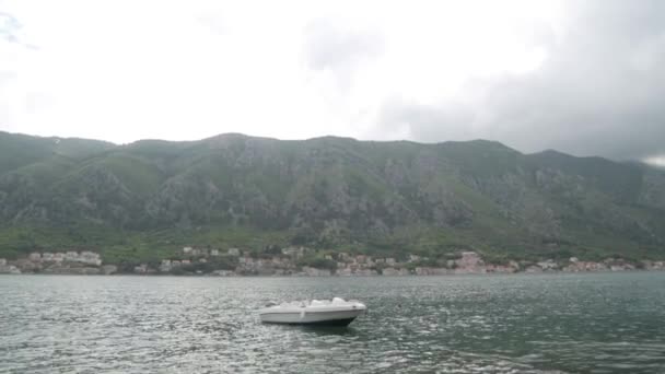 Barco Pesca Balanceándose Las Olas Paisajes Mar Montenegro Pesca — Vídeo de stock