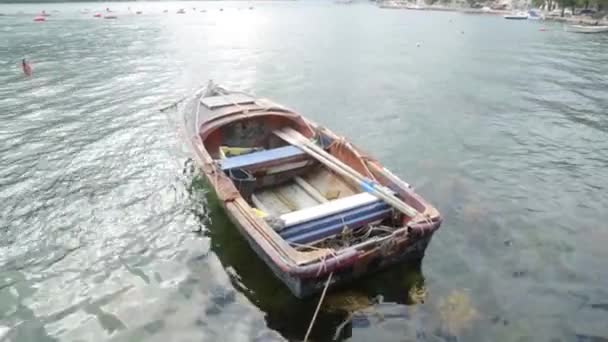 Рыбацкая Лодка Качается Волнам Пейзажи Море Черногории Рыбалка — стоковое видео